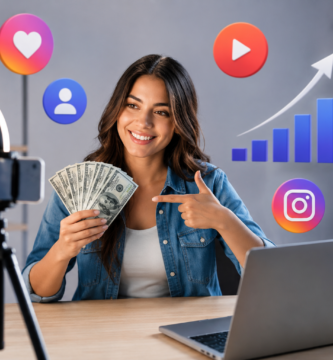 Chica feliz con dinero delante de un ordenador y los logos de las diferentes redes Sociales