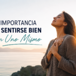 Imagen de una chica con las manos cruzadas en el pecho, los ojos cerrados y la cabeza hacia arriba en medio de la naturaleza. Sensación de paz.
