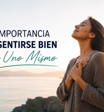 Imagen de una chica con las manos cruzadas en el pecho, los ojos cerrados y la cabeza hacia arriba en medio de la naturaleza. Sensación de paz.