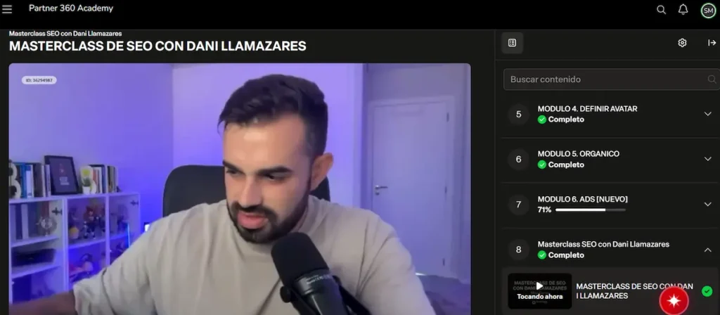 Una imagen en donde sale Fabio en un vídeo y, a la derecha, diversos módulos del curso.