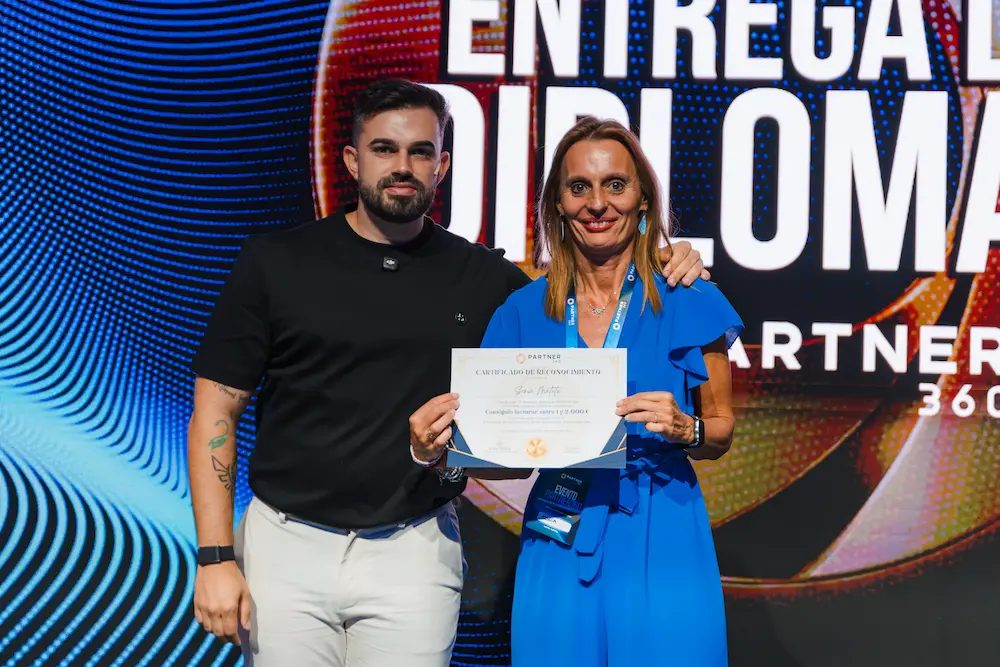 Fabio Serna con Sonia Matute tras entregarle un premio.